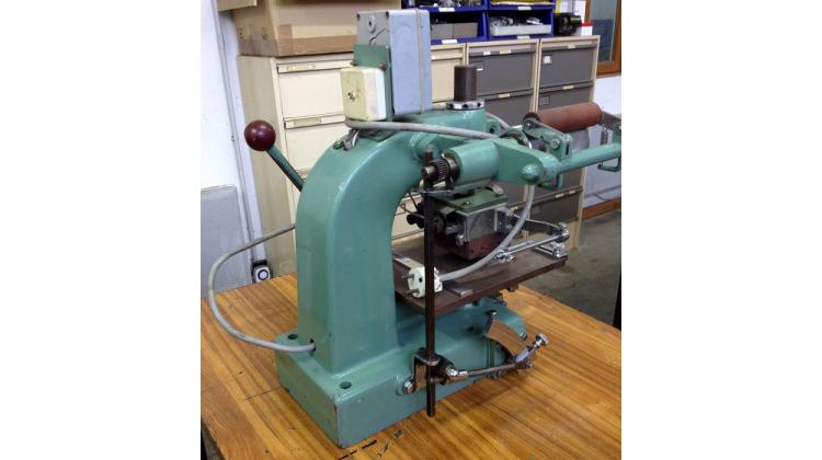 Dorure manuelle à levier